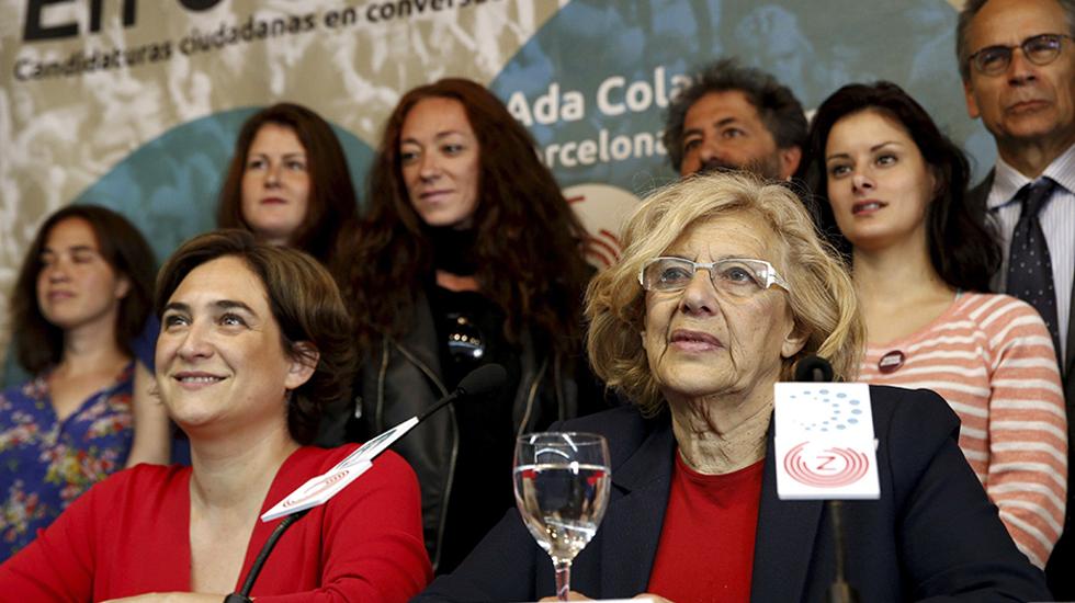 Ada Colau y Manuela Carmena, alcaldesas de Barcelona y Madrid en 2015.