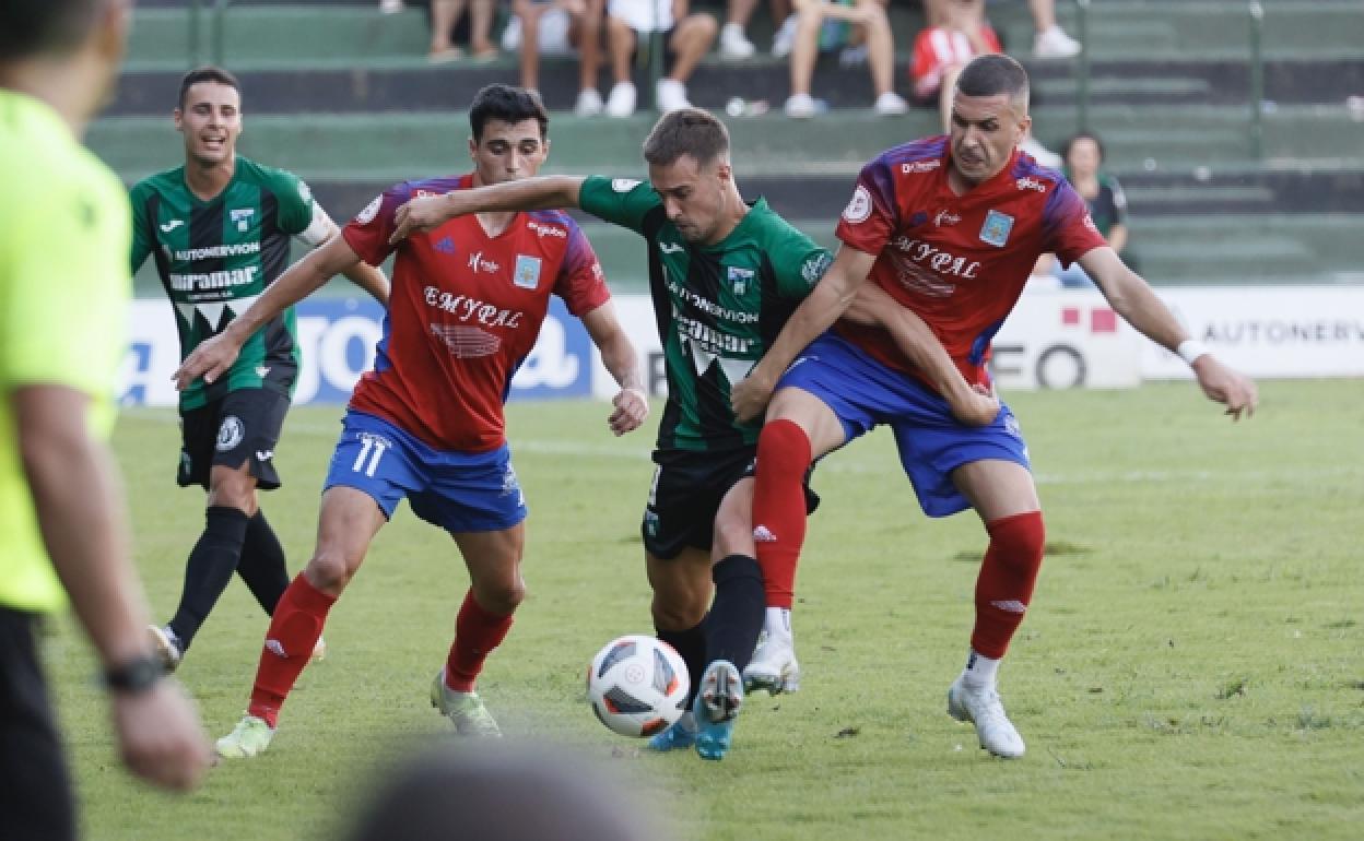 Lander Yurrebaso trata de zafarse de dos rivales en el partido de ida entre el Sestao River y el Tarazona 