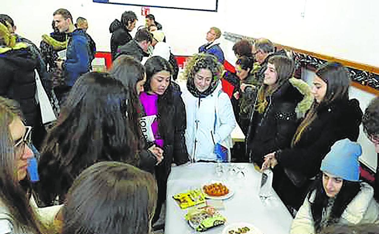 Jóvenes degustaron ayer algunos de los productos elaborados con gusano en la empresa de Markina. 