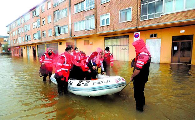 Los servicios de emergencia ayudaron a salir a los vecinos de Asteguieta en la gran riada de 2021.