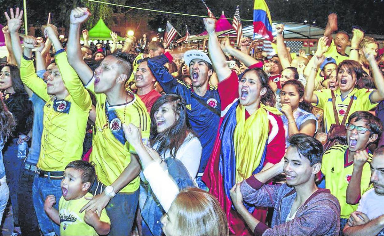 Un grupo de colombianos sigue un partido de su selección de fútbol durante la Feria de las Naciones.