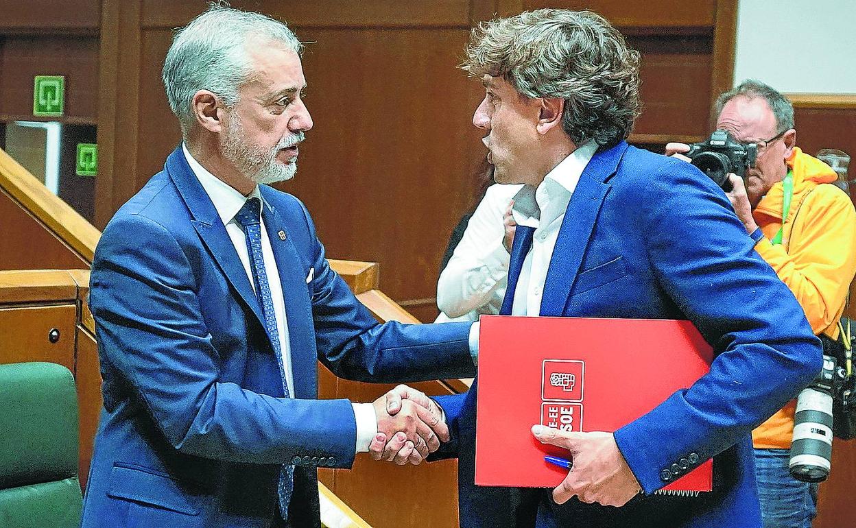 El lehendakari, Iñigo Urkullu, saluda al secretario general del PSE-EE, Eneko Andueza, antes de un pleno en el Parlamento vasco. 