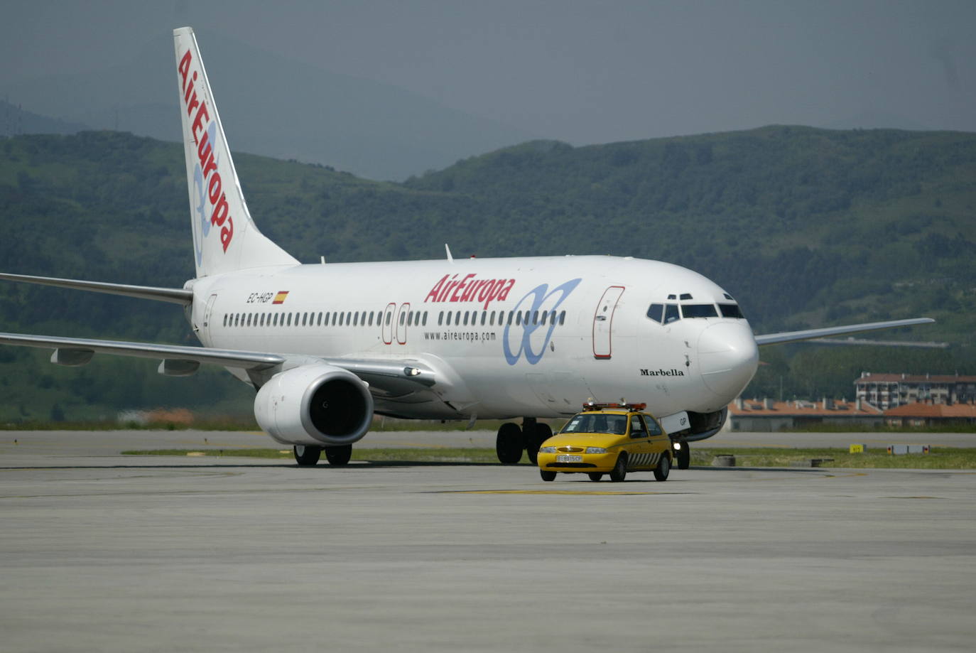 Un avión de Air Europa, diferente al que ha tenido el problema, avanza por la pista de Loiu en una imagen de archivo. 