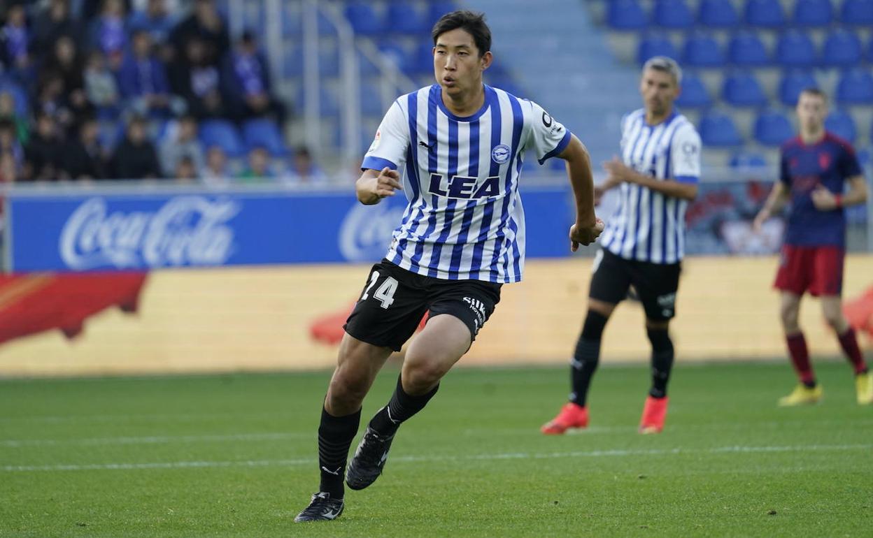 El jugador japonés corre en busca del balón durante el duelo ante el Albacete. 