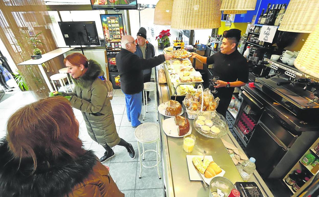 Más de una veintena de negocios han bajado la verja, pero el número de locales se mantiene cercano a los dos centenares. 