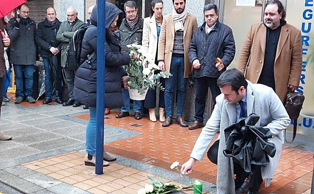 Imagen principal - Momento en el que han depositado las flores en la placa en la calle Nafarroa, la placa y el nieto de Alfredo ofreciendo declaraciones a los medios de comunicación. 