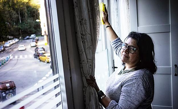 Elizabeth atiende a una señora mayor en Oñati.