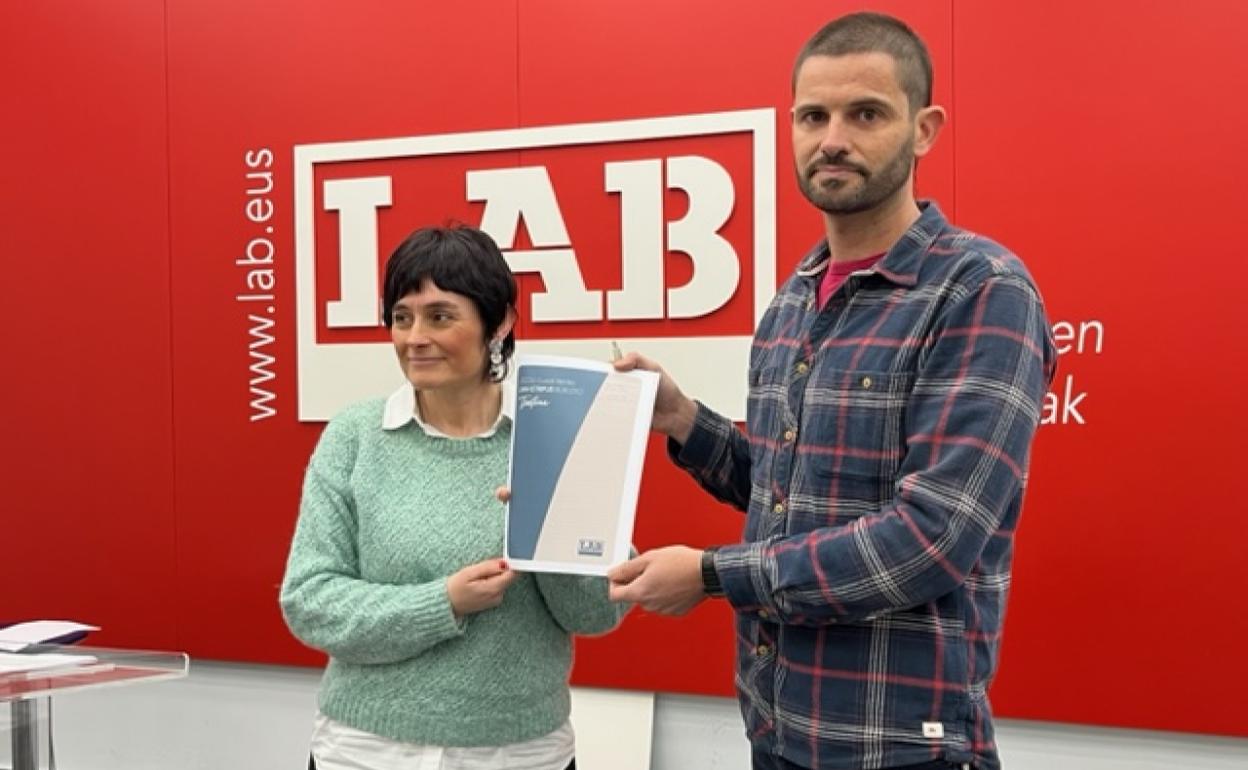 La coordinadora general de LAB, Garbiñe Aranburu, y el secretario de Salud Laboral, Inko Iriarte. 