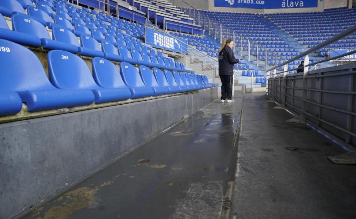 Las goteras son habituales en la Tribuna Principal.