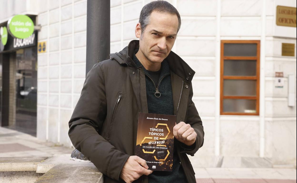 El autor vitoriano Álvaro Ruiz de Gauna, con su libro 'Típicos tópicos de Hollywood. 120 clichés del cine comercial'. 