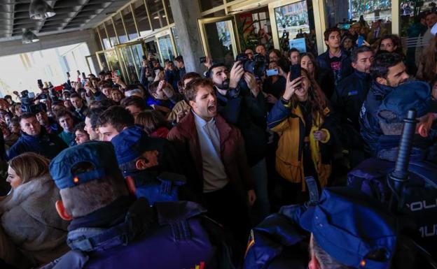 Imagen principal - Momentos del acto de Ayuso en la Universidad Complutense. 