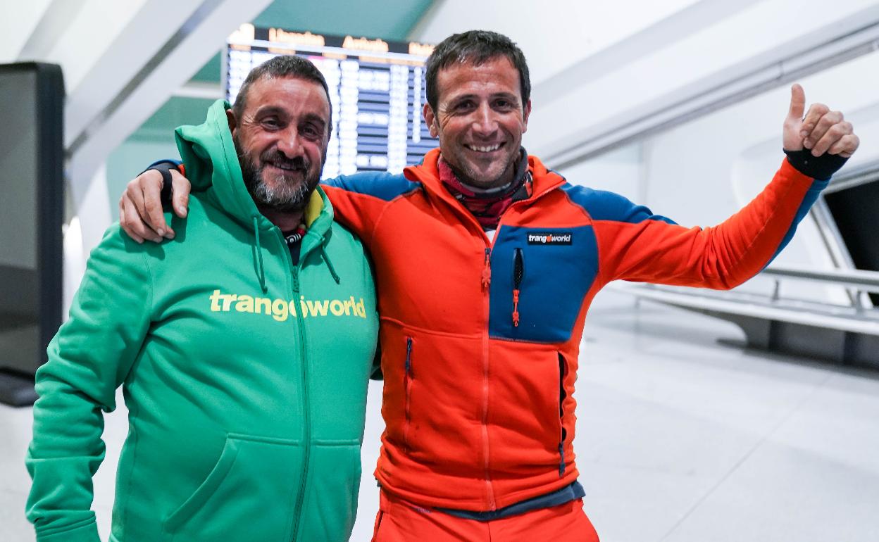 Alex Txikon, ayer a su llegada al aeropuerto de Loiu, con su inseparable compañero de expedición y amigo Eneko Garamendi