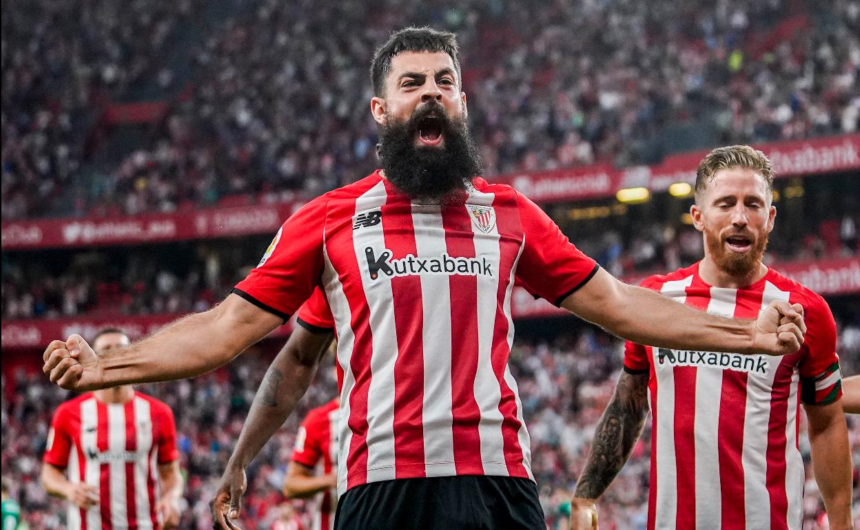 Villalibre celebra un gol en San Mamés. 