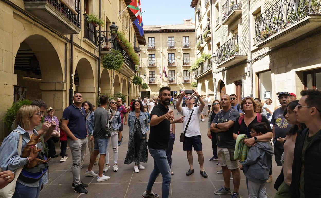 Imagen de una visita guiada al corazón de Rioja Alavesa que destaca por sus bodegas y la conservación de su carácter medieval. 