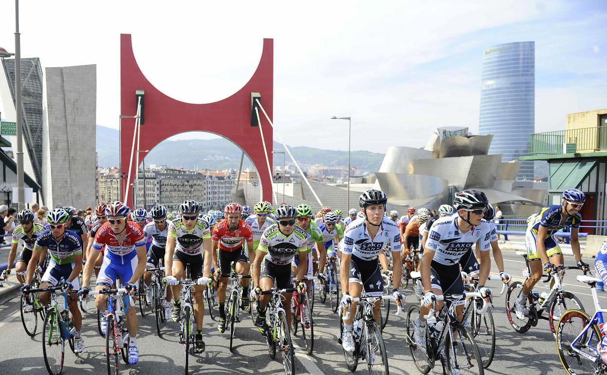 Paso del pelotón de la Vuelta a España por Bilbao. 