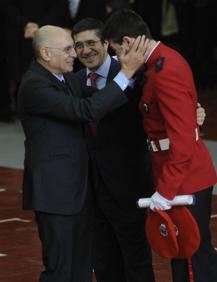 Imagen secundaria 2 - Rodolfo Ares con Patxi López y Jesús Eguiguren (arriba). En el centro, en una reunión de la Ejecutiva Federal del PSOE y abajo, durante su etapa como consejero vasco de Interior.