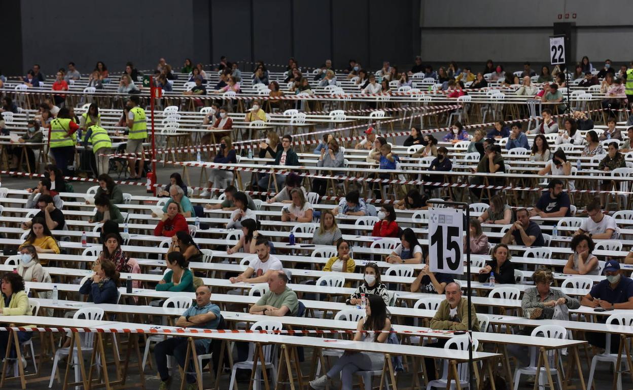 Aspirantes antes del inicio de uno de los exámenes de la última OPE de Osakidetza. 