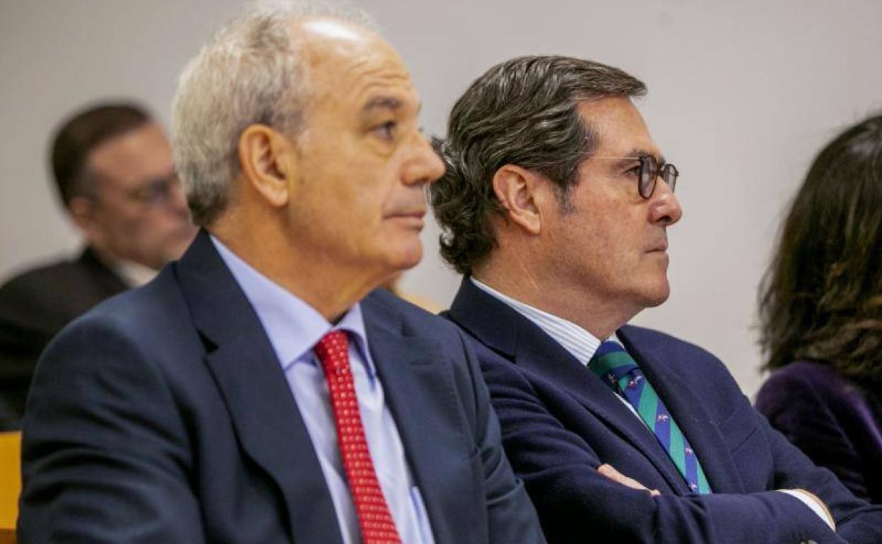 Los presidentes de la CEOE, Antonio Garamendi (dcha.), y CEOE Aragón, Miguel Marzo (izq.).