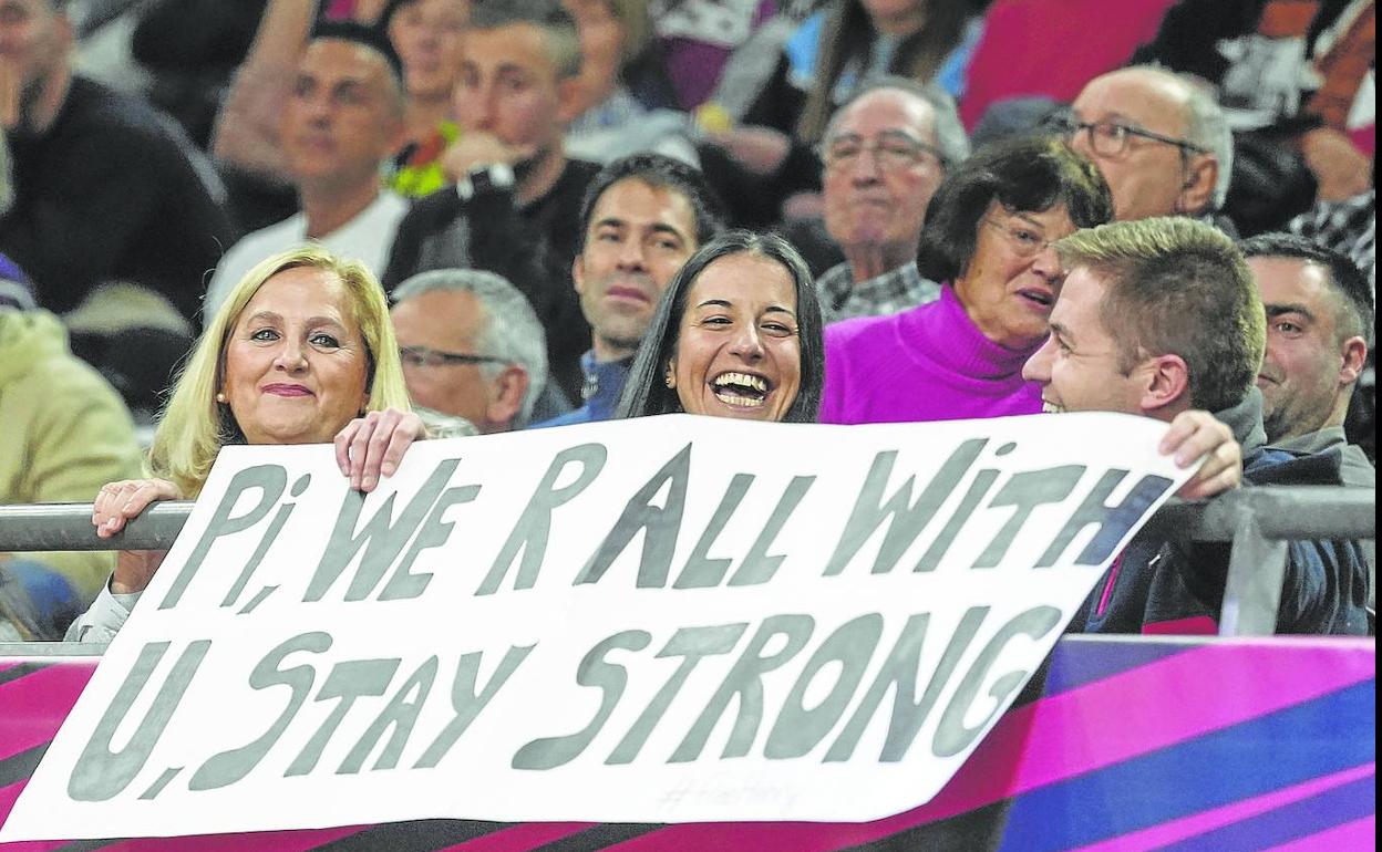 Aficionados del Baskonia sostienen un cartelón en apoyo al jugador Henry