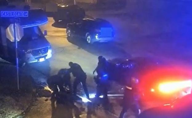 Tyre Nichols en el suelo, inmóvil, sin sentido y rodeado de policías que le propinan patadas