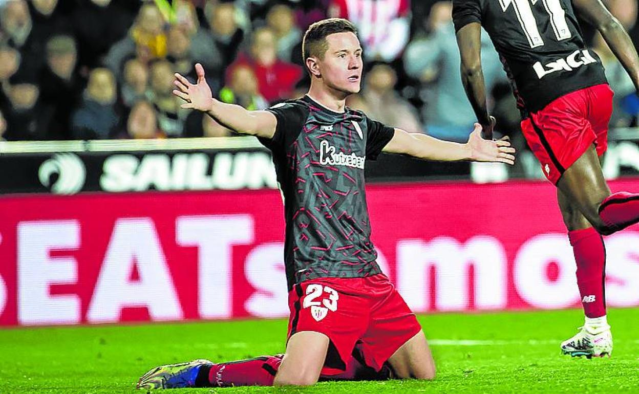 Herrera celebra el segundo gol del Athletic en Mestalla.