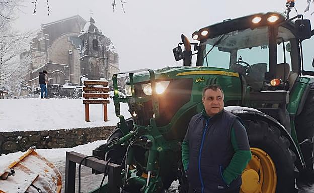 Juan Antonio Cortés, quitanieves del Ayuntamiento de Abadiño. 