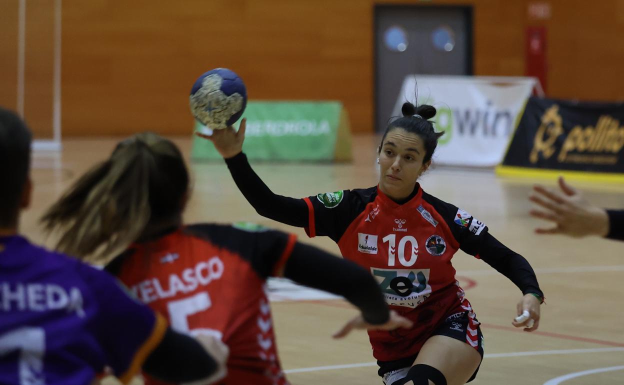 El Zuazo arma un ataque en su partido frente al La Calzada.