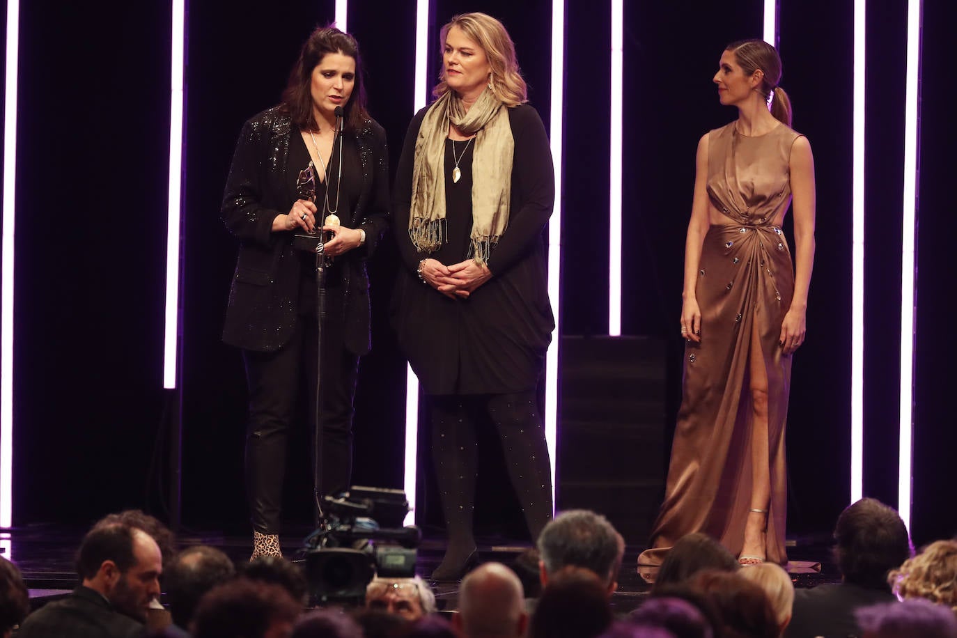 Irene M. Borrego, a la izquierda, recibe el Arrebato de no ficción por 'La visita y un jardín secreto'.