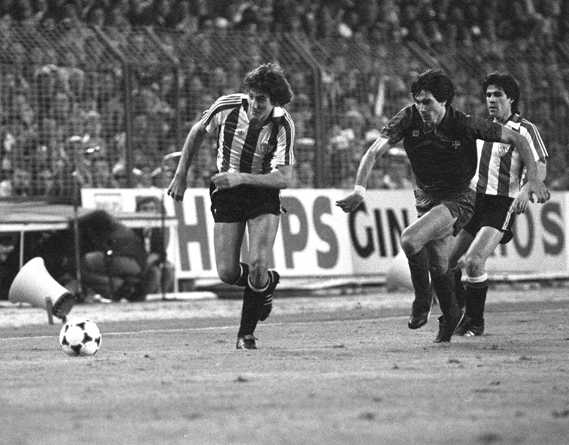 Patxi Salinas corre perseguido por Carrasco en la última Copa ganada por el Athletic, la de 1984.