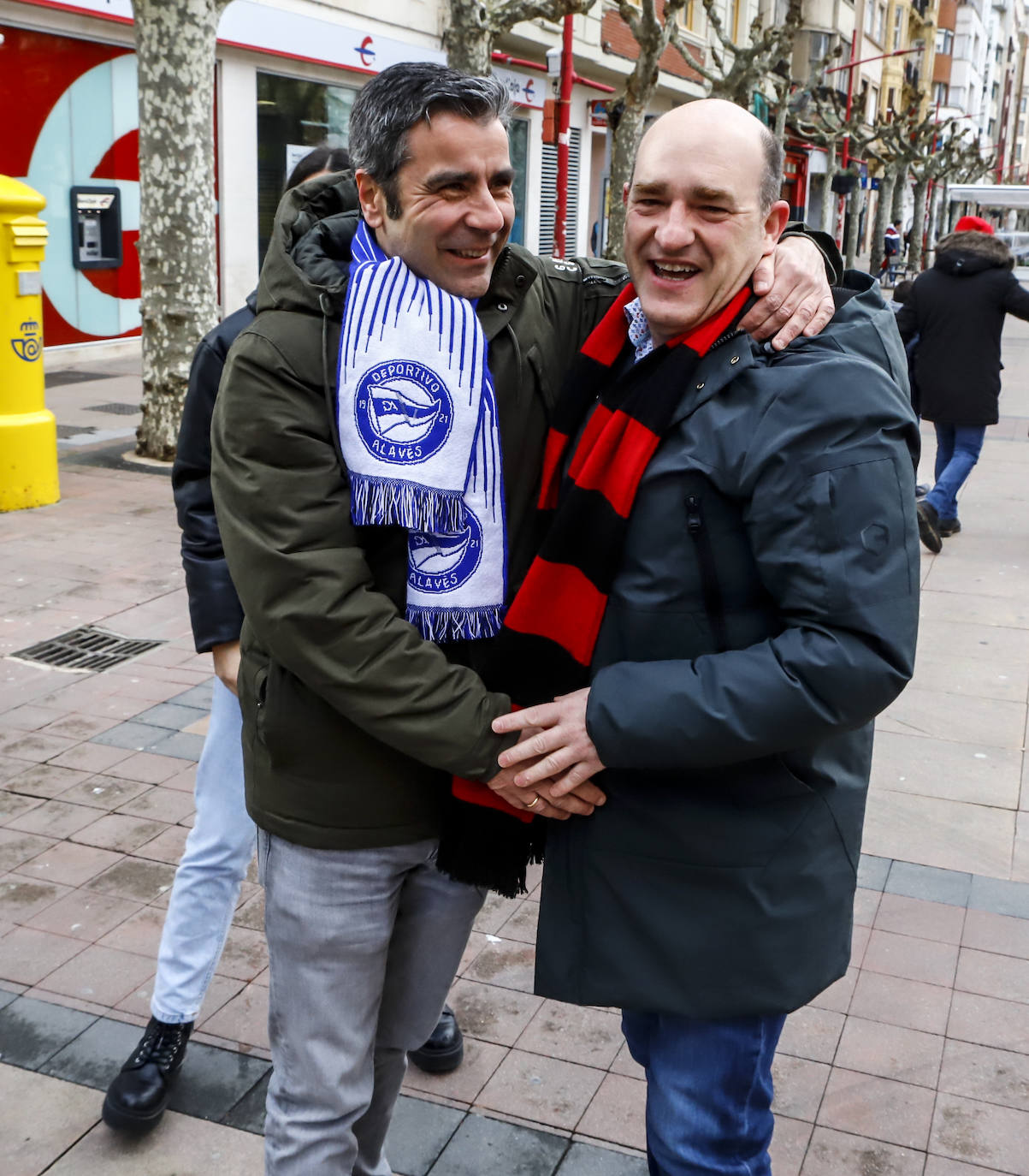 Fotos: Ambiente festivo en la previa del Mirandés-Deportivo Alavés