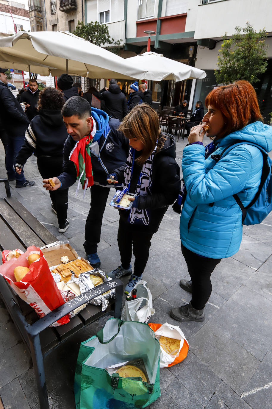Fotos: Ambiente festivo en la previa del Mirandés-Deportivo Alavés