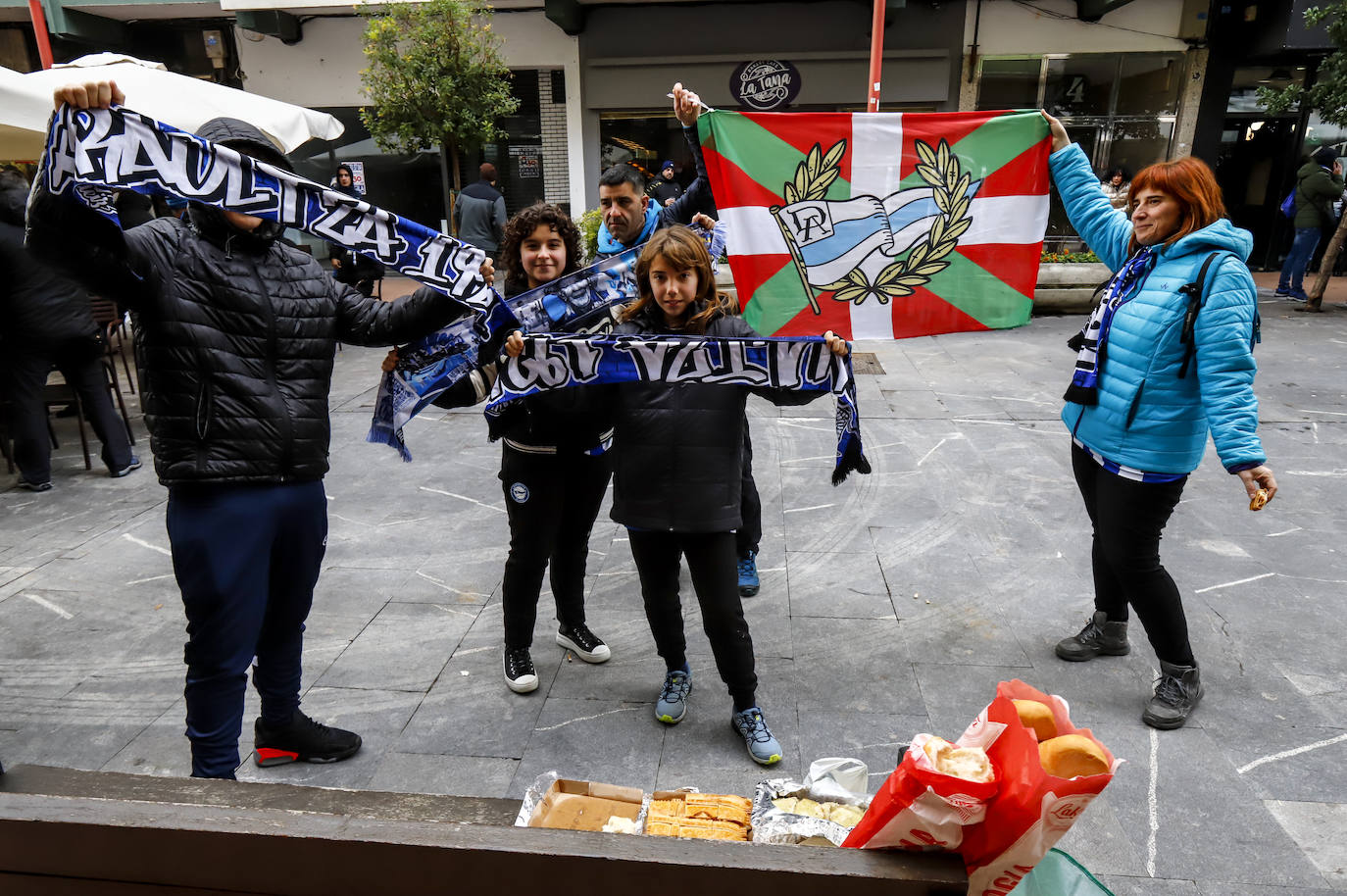 Fotos: Ambiente festivo en la previa del Mirandés-Deportivo Alavés