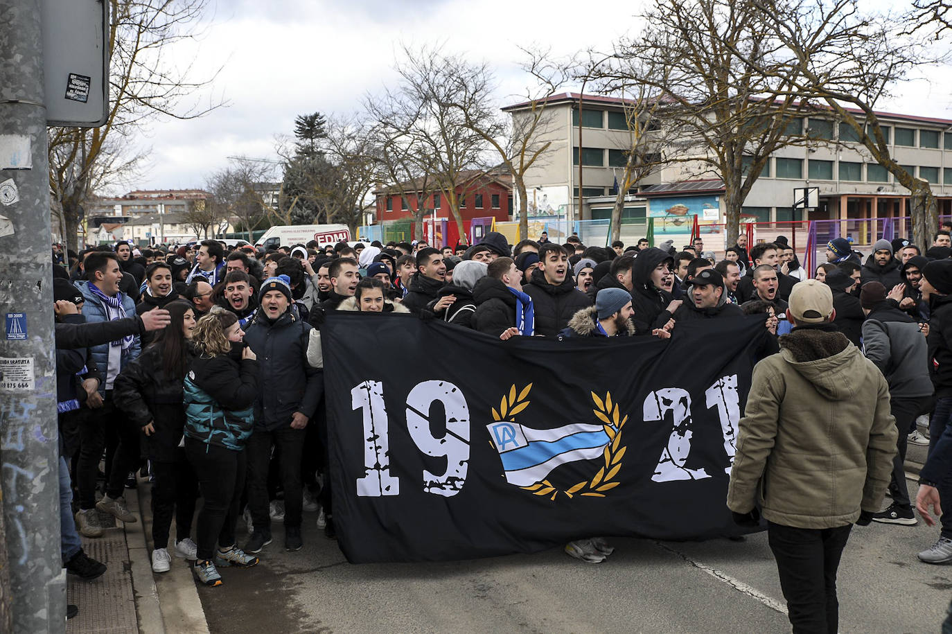 Fotos: Ambiente festivo en la previa del Mirandés-Deportivo Alavés