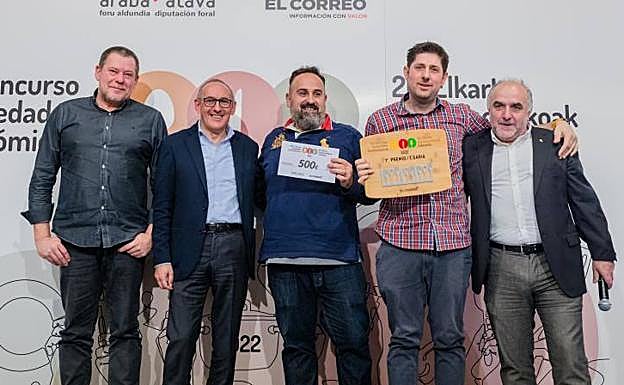 Representantes de La Globa (La Concordia) junto al diputado general Ramiro González y José Antonio Arberas, coordinador del concurso que organiza EL CORREO. 