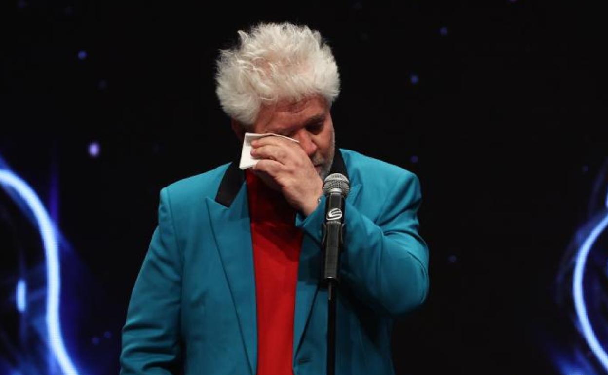 Las lágrimas y el discurso de Almodóvar que emocionan en los premios Feroz