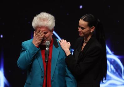 Imagen secundaria 1 - Las lágrimas y el discurso de Almodóvar que emocionan en los premios Feroz