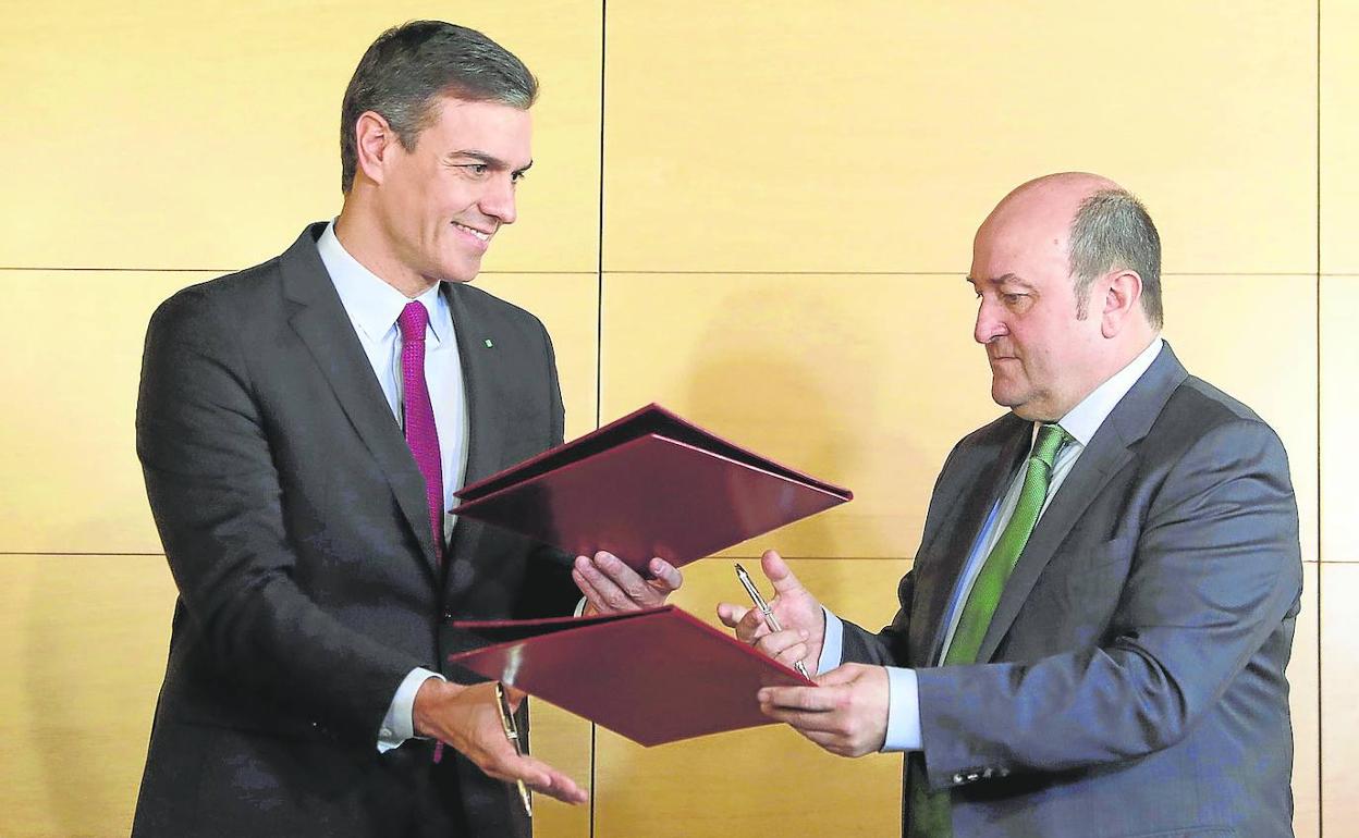 Pedro Sánchez y Andoni Ortuzar, durante la firma del acuerdo que suscribieron a finales de 2019.