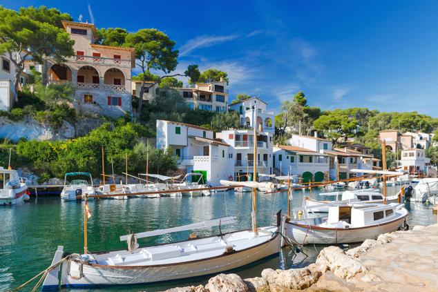 5. Cala Figuera, Mallorca. Se trata de un pueblo de pescadores en Mallorca, perteneciente al municipio de Santanyí, que luce una estampa tentadora especialmente en verano, encajonado entre entradas de mar y con decenas de veleros a sus pies. La aldea se remonta al siglo XIX, aunque las casas que podemos ver ahora se construyeron a finales del siglo XIX. Cala Figuera no tiene su propia playa de arena. Pero su estampa entre rocas, en un entrante de mar, protegido en una bahía con forma de fiordo y dos brazos de agua, resulta impactante. En las cercanías están Cala Santanyi, una playa espectacular con su blanca arena y aguas cristalinas. 