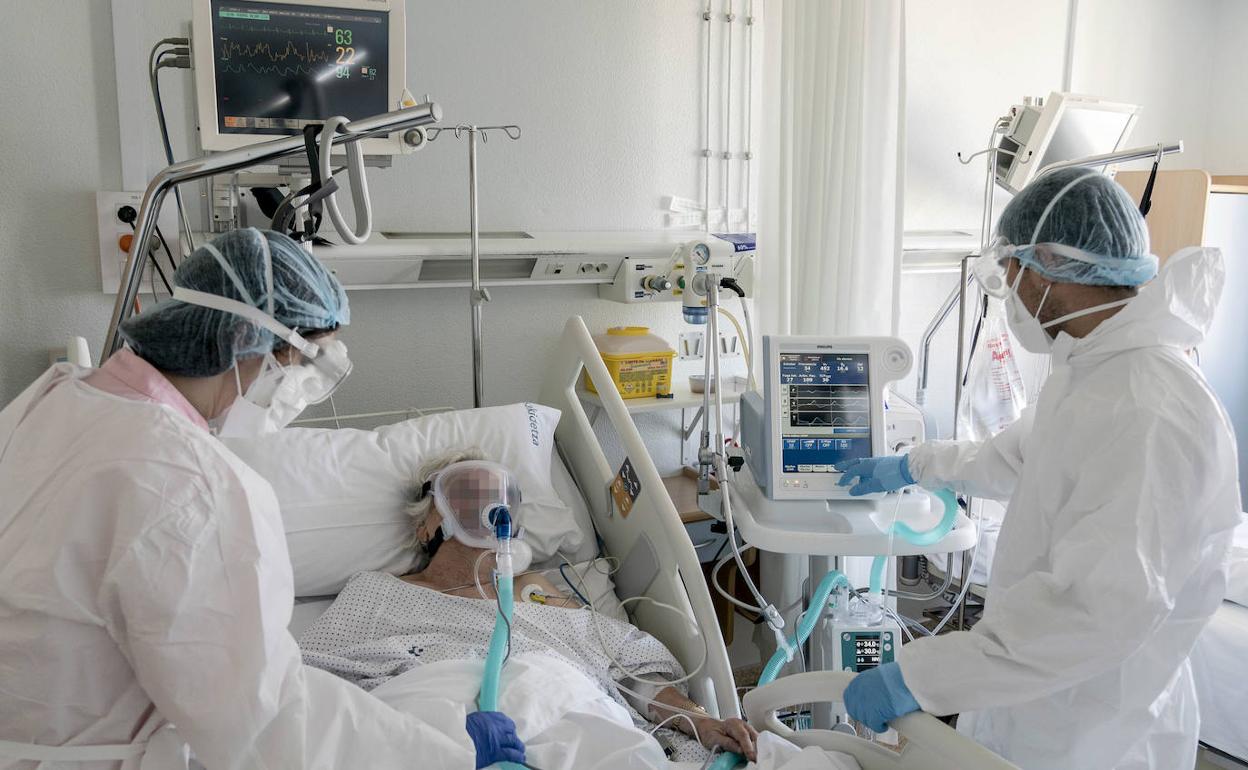 Un paciente covid recibe soporte respiratorio. 