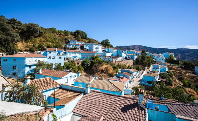 9. Júzcar, Málaga. Hace una década que Sony hizo popular la localidad después de pintar todas sus casas de azul para estrenar allí su película de los Pitufos. Luego sus vecinos (unos 240 en la actualidad) tomaron la decisión de mantener las pinturas de sus casas con ese color, lo que sin duda ha hecho de este pueblo un lugar especial en términos turísticos. Júzcar es el 'Pueblo Pitufo', situado en plena Serranía de Ronda y del Valle del Genal, rodeado de castaños, chaparros y encinas.