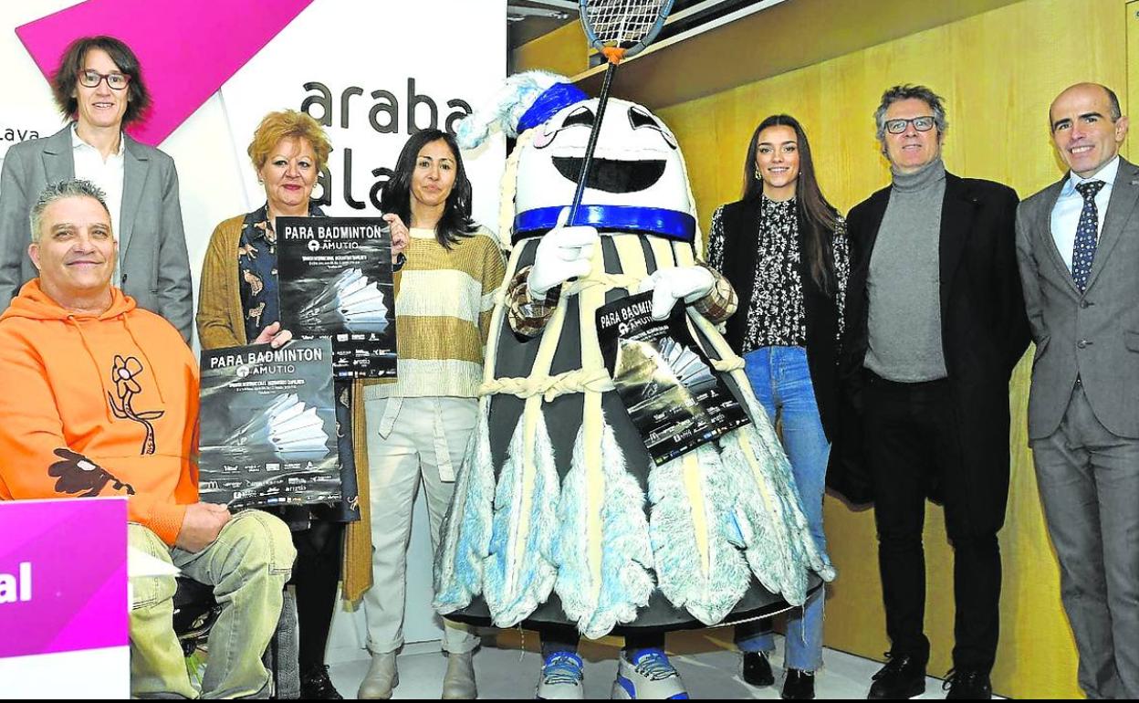 Foto de familia de los participantes en la presentación del torneo internacional. 