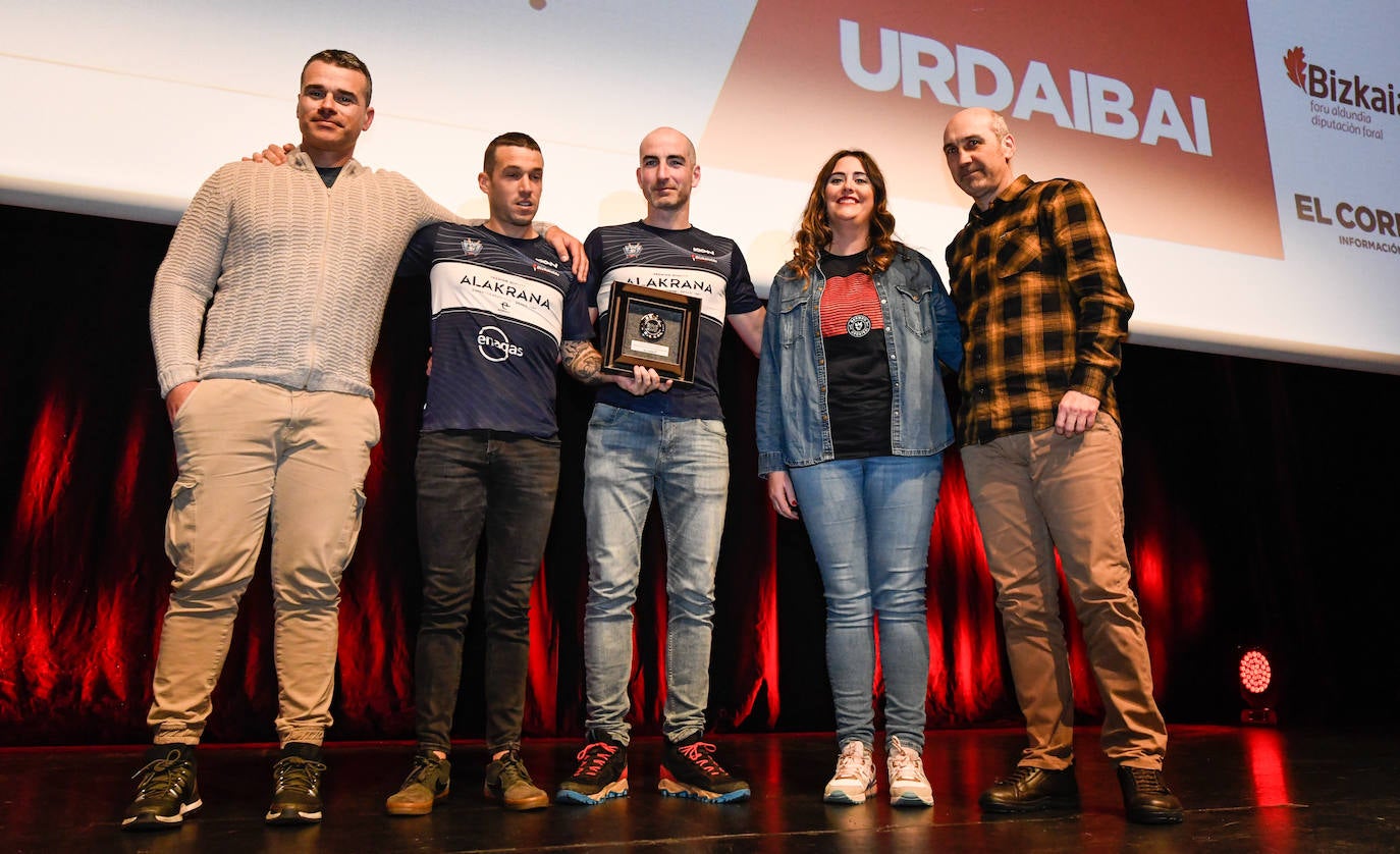 Iker Zabala (entrenador), los remeros Tabero y Gentza Zubiri y la directiva Naroa San Millán recogen el premio para Urdaibai de manos de Julen Ensunza.