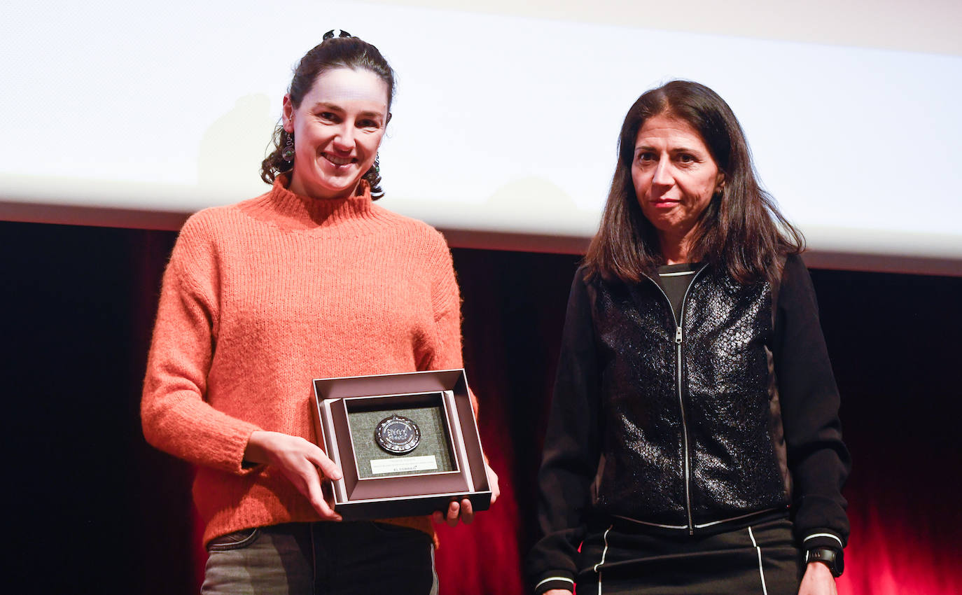 La triatleta Helene Alberdi, con su premio, entregado por Ainhoa de las Heras.