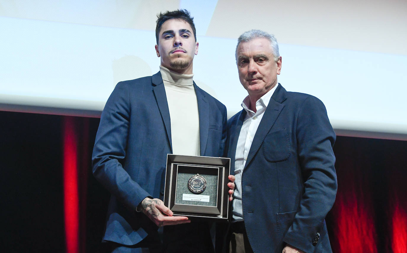 Jon Andoni Cintado (Taekwondo) posa con su galardón con Ángel Pereda, jefe de Deportes.