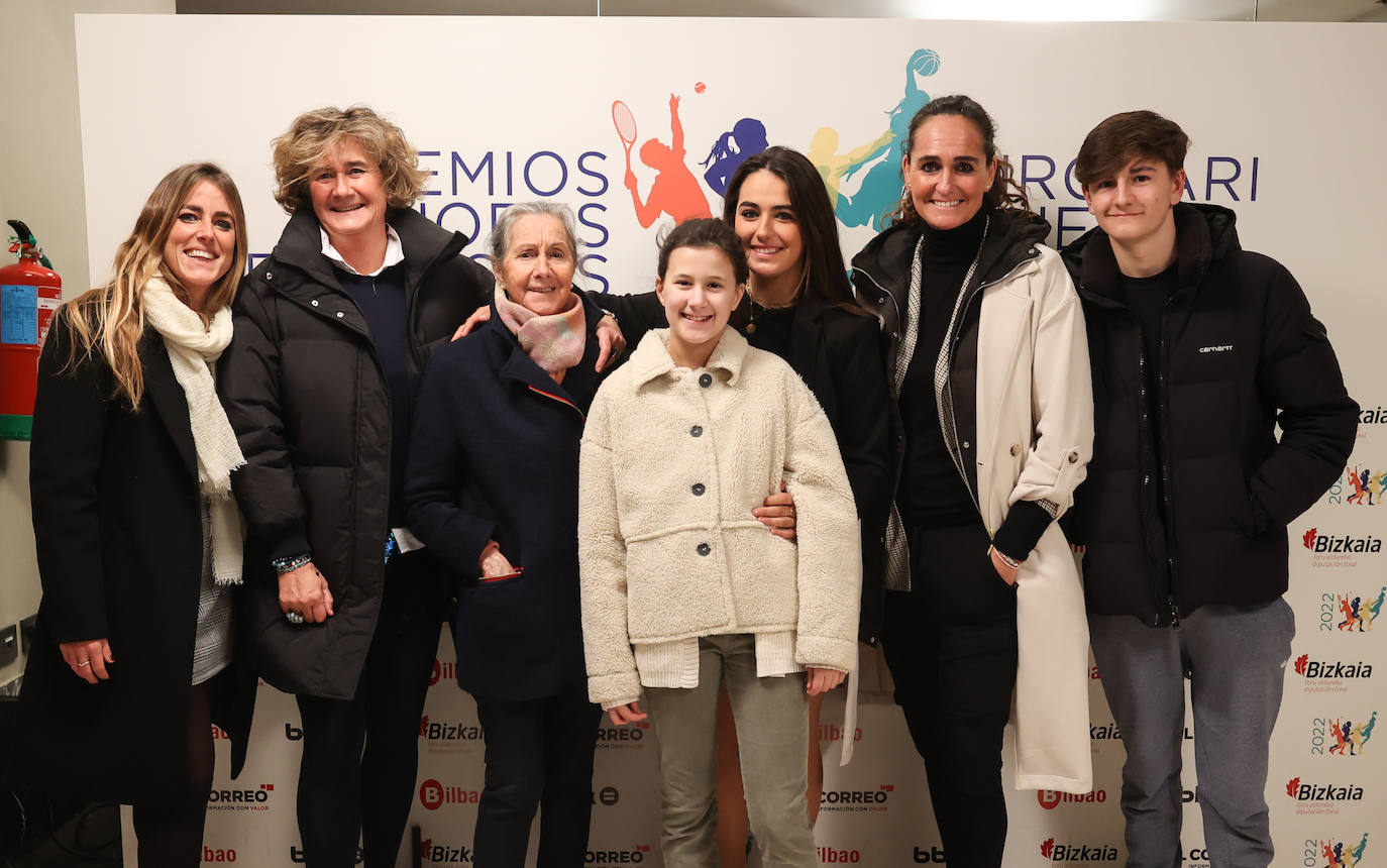 Ainara Tellaetxe, Begoña Lejarcegui, Rosario Vítores, Irati Lejarcegui, Naia Aramendia, Estíbaliz Lejarcegui y Edorta López.