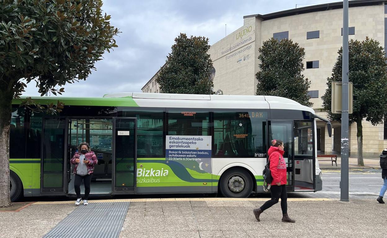 Un autobús de Bizkaibus para en la avenida Zumalakarregi de Llodio 