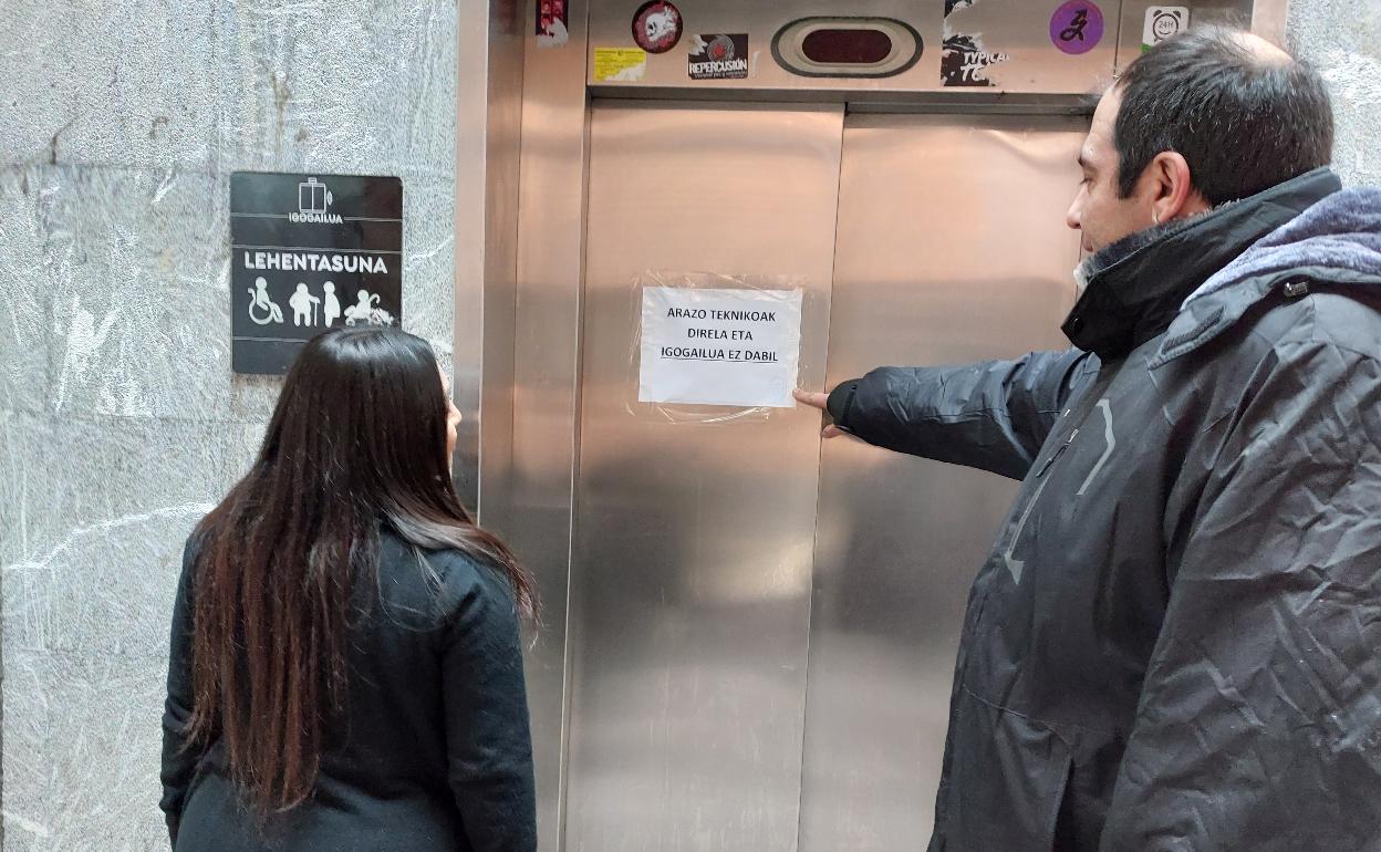 Un vecino del casco viejo le indica a su pareja que el ascensor está estropeado por cuestiones técnicas. 