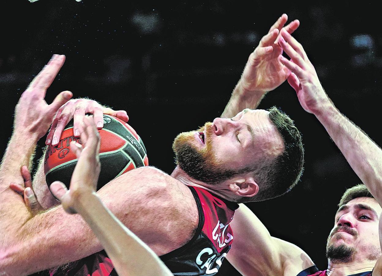Contundente rebote de Matt Costello ante Dunston en el gran partido del pívot azulgrana contra el Anadolu Efes. 
