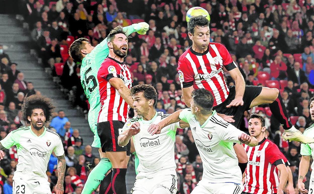 Yeray y Vesga tratan de rematar un centro en el encuentro de Liga contra Osasuna disputado el 9 de enero en San Mamés.