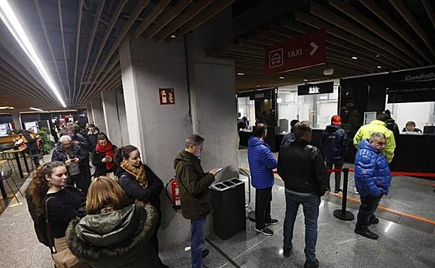 Colas para adquirir el bono de autobús a Castro en la Intermodal de Bilbao.